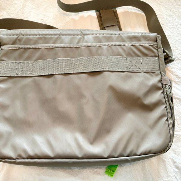 Mens Under Armour gray and green messenger bag - Picture 3 of 4